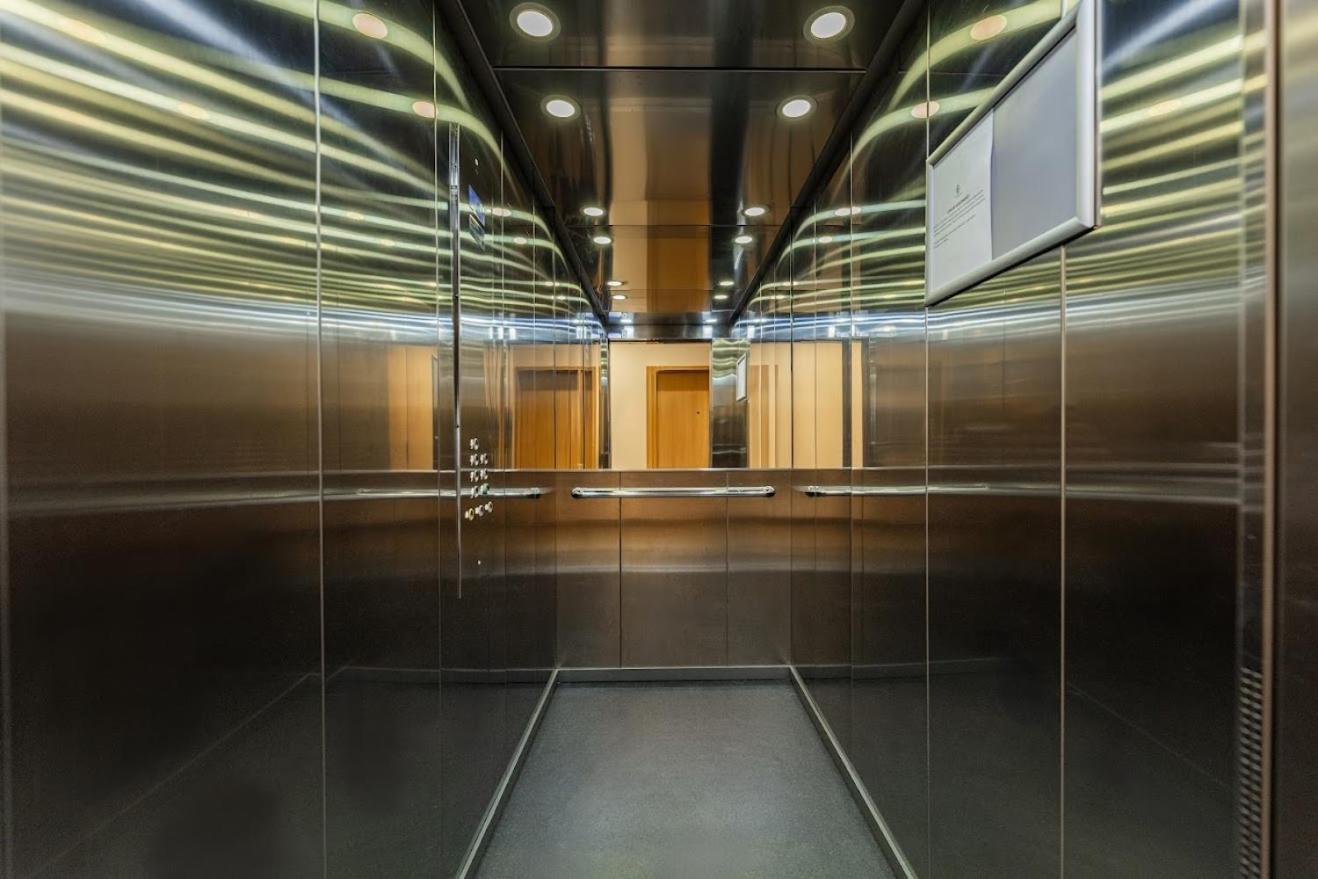 Fajny Apartament Z Parkingiem, Obok Metra. ワルシャワ エクステリア 写真